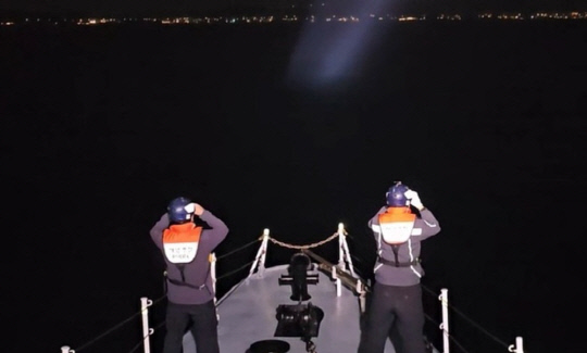 실종 보트 선장 수색하는 해경.<서귀포해양경찰서 제공, 연합뉴스>